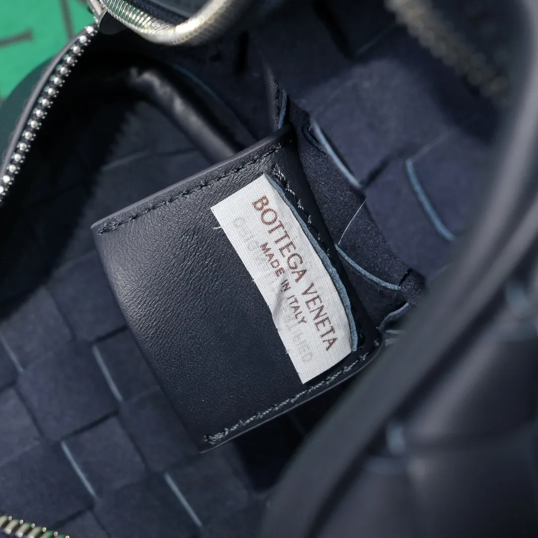 Batch 1480 BV lntrecciato woven leather crossbody bag. The zipper opens and closes, and the space is too large. It meets the daily needs of going out on the street. There are no problems with mobile phones 📱 wallets 👛 power bank 🔋. The weaving process is used, and the texture of the upper body 🔝 is very high-end. Style number: 7100 Size: 25*7.5